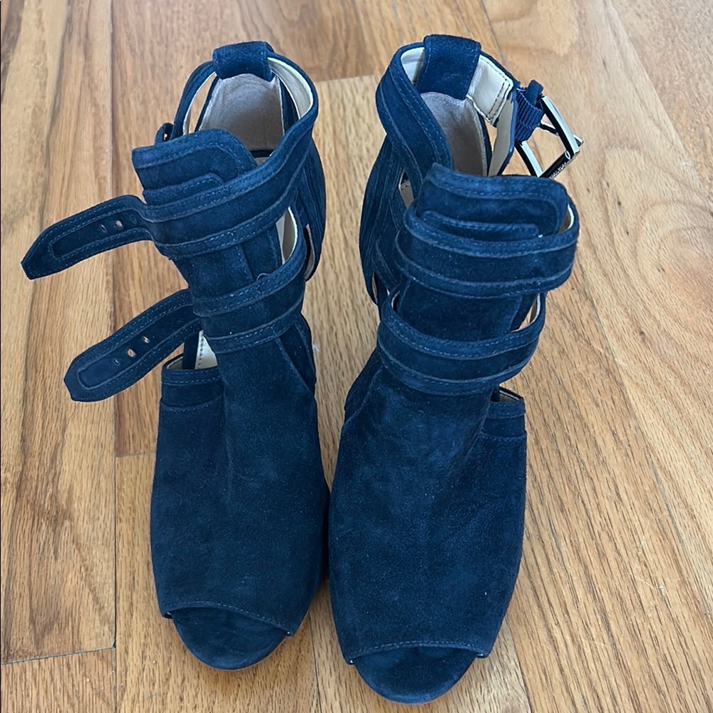 Elegant Navy Blue Micheal Kors Heels